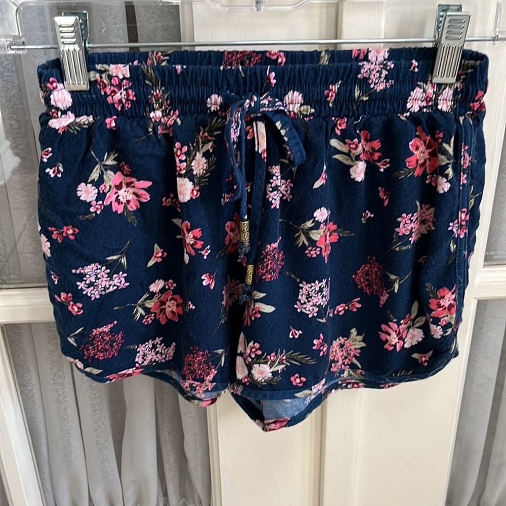 Pink Republic navy blue floral 2.5” shorts